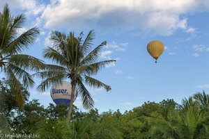 Ballons schweben über dem Frühstück - Hotel Kaytumadi Dynasty