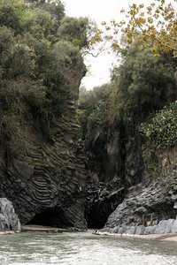 20 Meter hohe Felswände in der Gole Alcantara