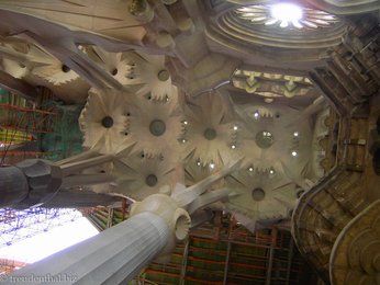 Schöne Deckenverzierung in der Sagrada Familia
