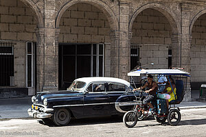 Oldtimer und Fahrradrikscha entlang des Paseo del Prado