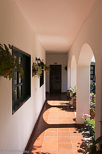 in den Gängen des Hospederia La Roca in Villa de Leyva