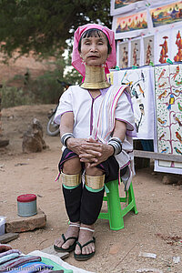 Eine Langhalsfrau bei der Shwesandaw Pagode