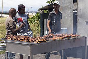 Hähnchengrill auf dem Markt von Saint-Pierre