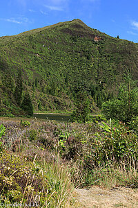 Blick vom Lagoa do Fogo über einen kleineren Nachbarsee zum Kraterrand