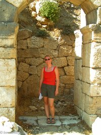 Anne im Amphitheater von Arykanda im Taurusgebirge