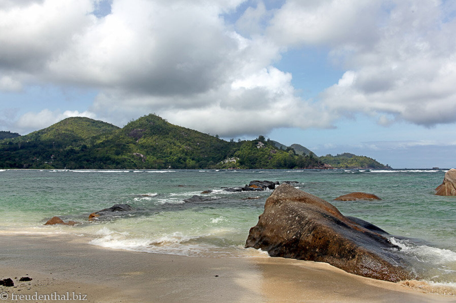 Wellen und Granitfelsen am Strand der Baie Lazare auf Mahé, Seychellen