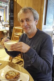 Lars beim Kaffee im »Le Pain Quotidien«