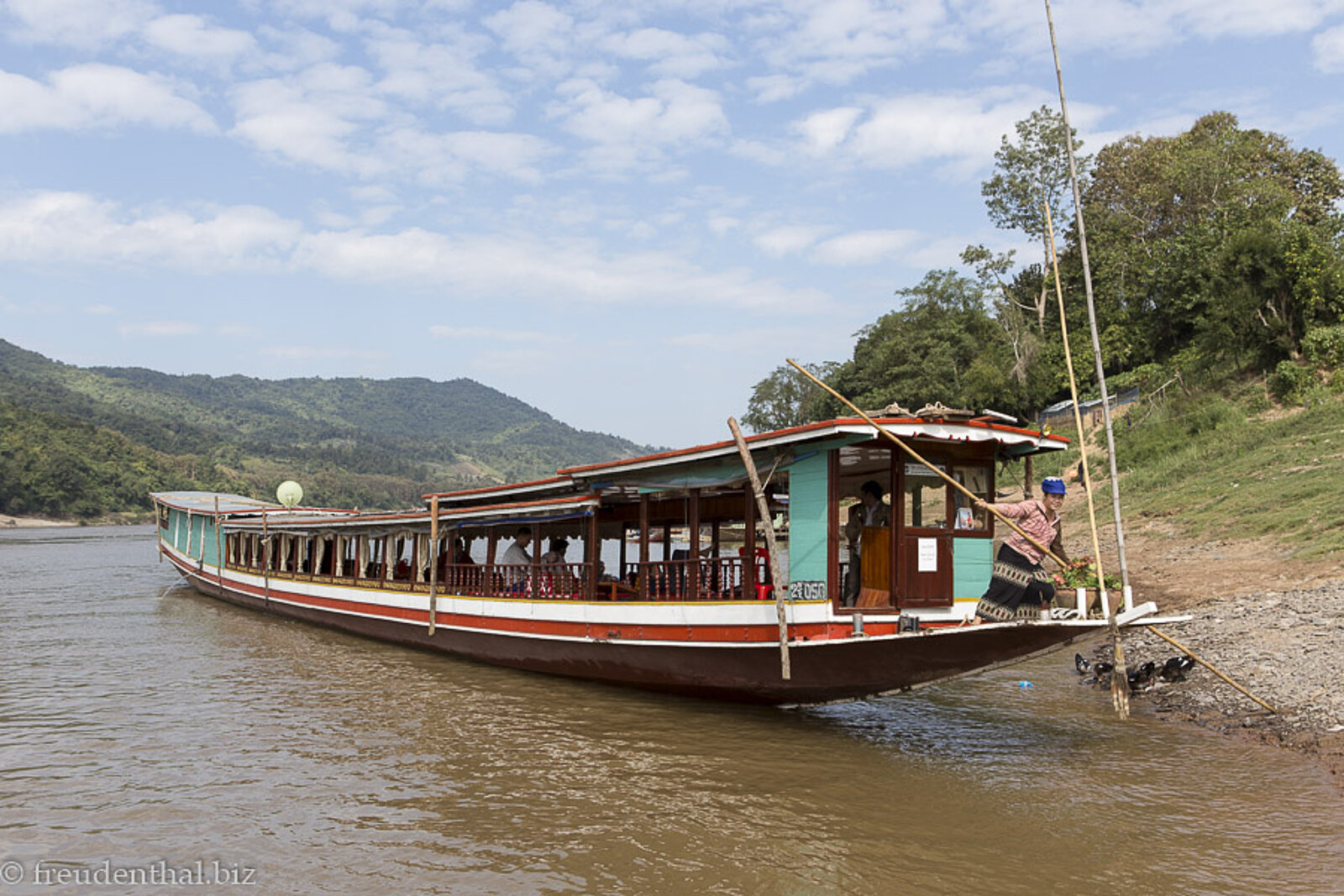 Typisches Ausflugsboot für Flusskreuzfahrten auf dem Mekong in Laos