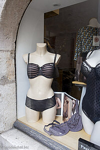 typischer Laden mit Lingerie in Figeac