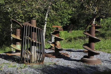 Rostige Schneckenwellen im Skulpturengarten Schrändli