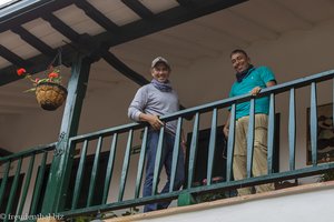 unsere Guides im Patio des Hospederia La Roca in Villa de Leyva