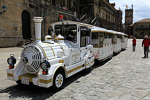 Kitschige Bahn vor der Kathedrale