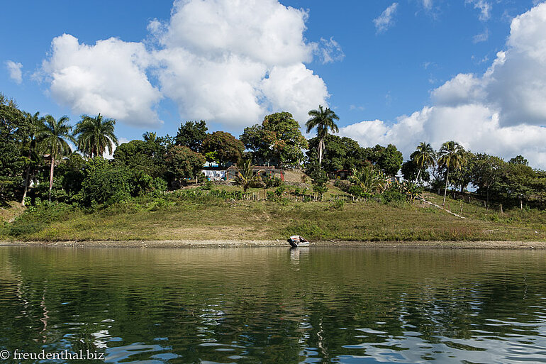Traumhafte Landschaft beim Embalse Hanabanilla in Kuba