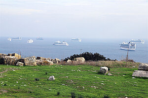 Kreuzfahrtschiffe vor der Küste Limassols