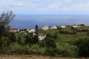 Blick über Ribeirinha aufs Meer bei Faial
