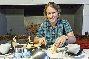 Anne beim Frühstück in der Gîte der Domaine Le Castagné