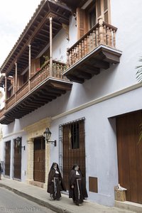 Zwei Nonnen spazieren durch El Centro in Cartagena.