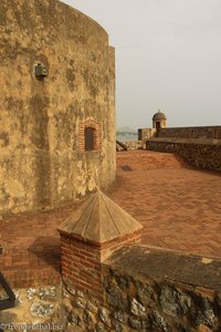 Massive Mauern im Fort bei Puerto Plata