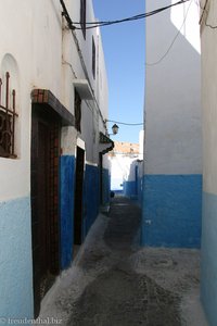 Gasse in die Rue Zirara in der Kasbah des Oudaias von Rabat
