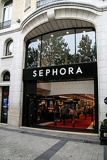 Eingang in den Parfümladen Sephora nahe dem Triumphbogen