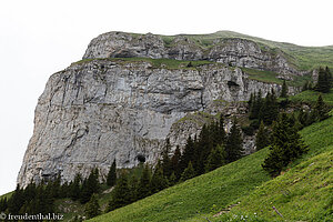 Blick auf die Felswand des Kamor