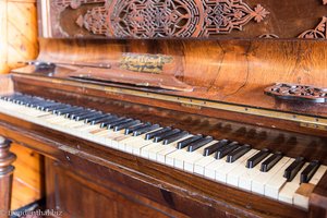altes Klavier im St. Magnus Bay-Hotel