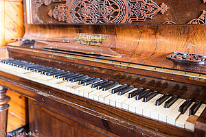 altes Klavier im St. Magnus Bay-Hotel