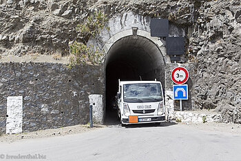 Nur wenig Platz für LKWs: Tunnel an der Passstraße von Cilaos