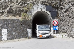 Nur wenig Platz für LKWs: Tunnel an der Passstraße von Cilaos