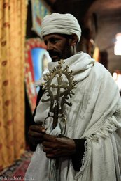 Priester mit dem Lalibela-Kreuz in der Welterlöserkirche - Bete Medhane Alem