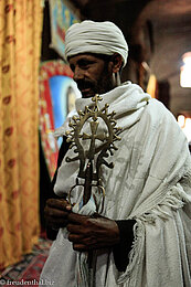 Priester mit dem Lalibela-Kreuz in der Welterlöserkirche - Bete Medhane Alem