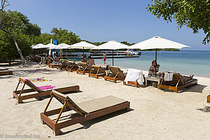 Sonnenliegen am Strand der Isla Marina