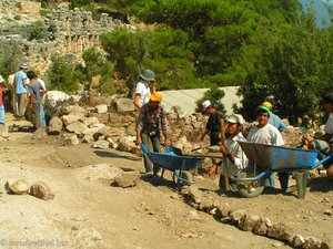 Arbeiter bei der Ausgrabungsstätte von Arykanda im Taurusgebirge