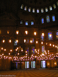 Lampen über der Gebetsfäche in der Blauen Moschee.