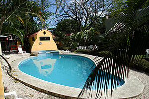 Blick vom Zimmer zum hinteren Pool mit Jacuzzi