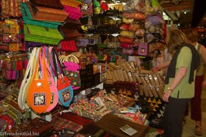 Süßigkeiten und Kitsch auf dem Nachtmarkt von Bangkok