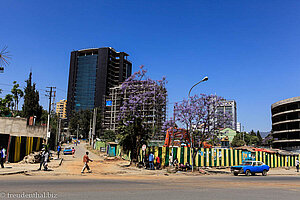 blauer Himmel über Addis Abeba