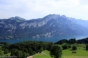 Blick über den Walensee zum Leistchamm und die Kurfirsten