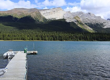 Blick über einen Bootssteg und den Maligne Lake zu den Rocky Mountains