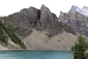 Steile Felswände am Lake Agnes