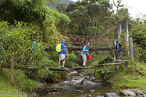 Wir wandern lieber über die Bäche im Cocora-Tal.