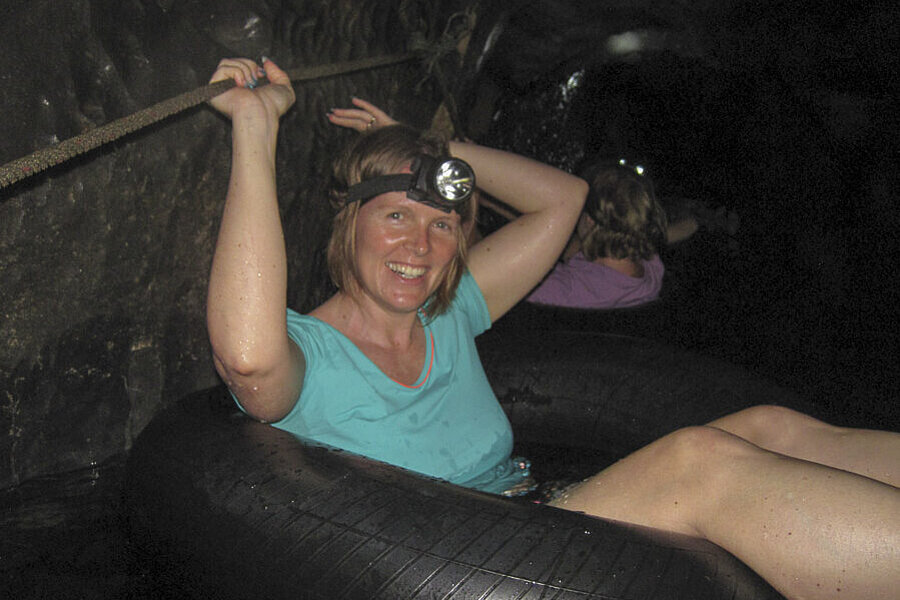 Anne beim Tubingspaß der Tham Nam Wasserhöhle