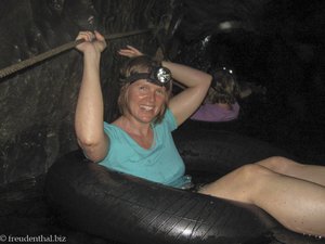 Anne bimTubingspaß der Tham Nam Wasserhöhle