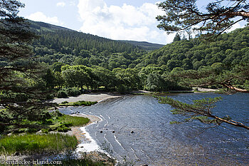 Blick über den Upper See bei Glendalough in Irland