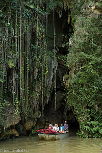 Ein Boot fährt aus der Cueva del Indio