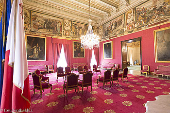 Stühle und Wandgemälde im roten Salon des Großmeisterpalastes von Valleta
