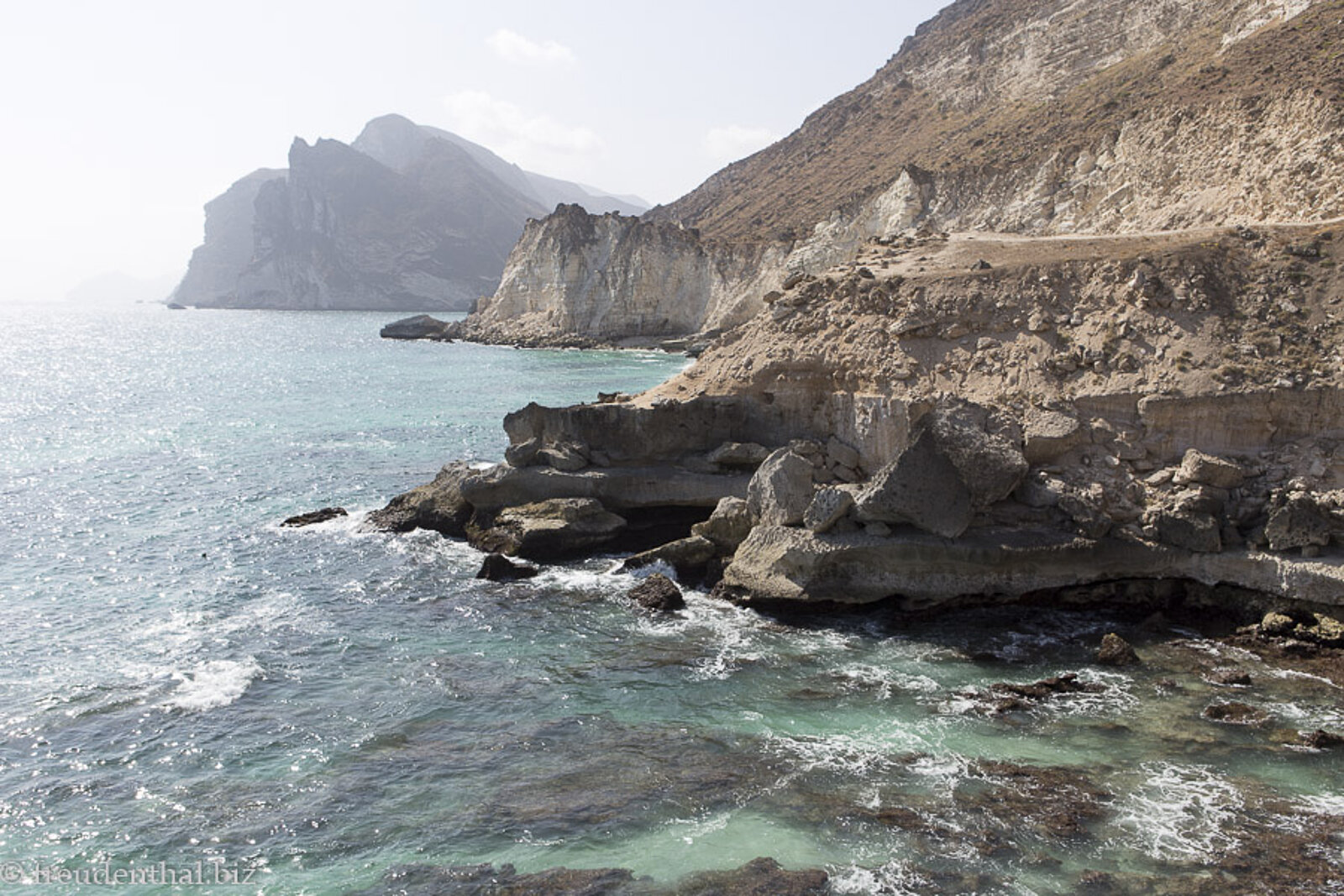 Schroffe Felsenküste und Meeresbrandung bei der Marneef Cave in der Region Dhofar im Oman