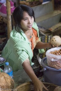 Verkäuferin auf dem Mani Sithu Market in Bagan