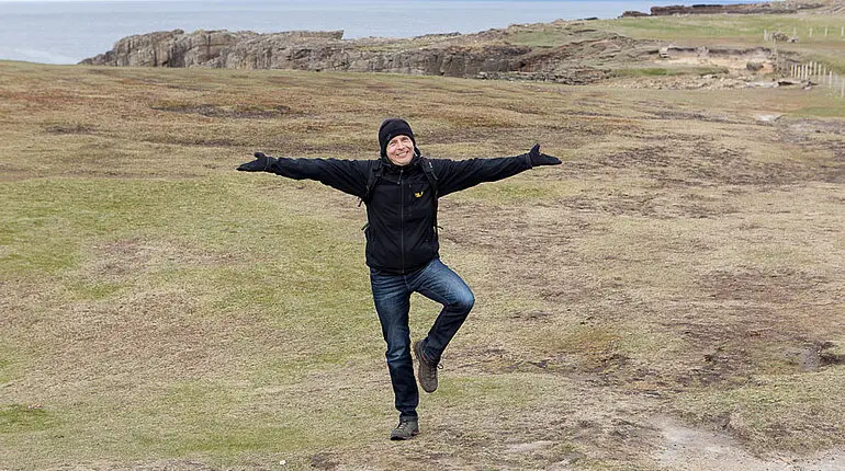 Yoga-Lars bei den Klippen von Yesnaby