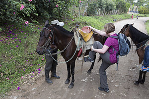 Anne klettert auf ihre Mariposa bei San Agustín